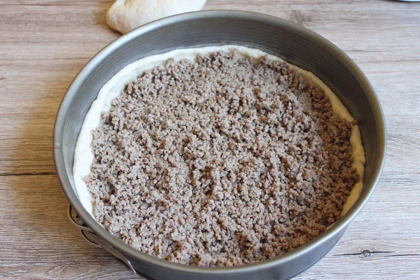 Шаг 13 приготовления Пирог с мясом в духовке из дрожжевого теста