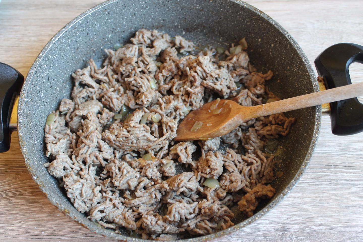Шаг 8 приготовления Пирог с мясом в духовке из дрожжевого теста