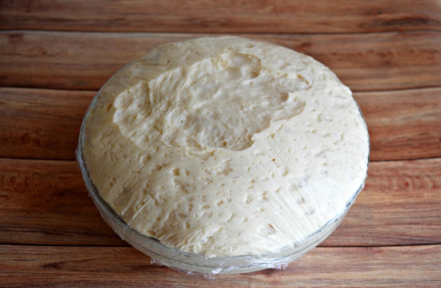 Шаг 5 приготовления Расстегай с рыбой и рисом в духовке из дрожжевого теста