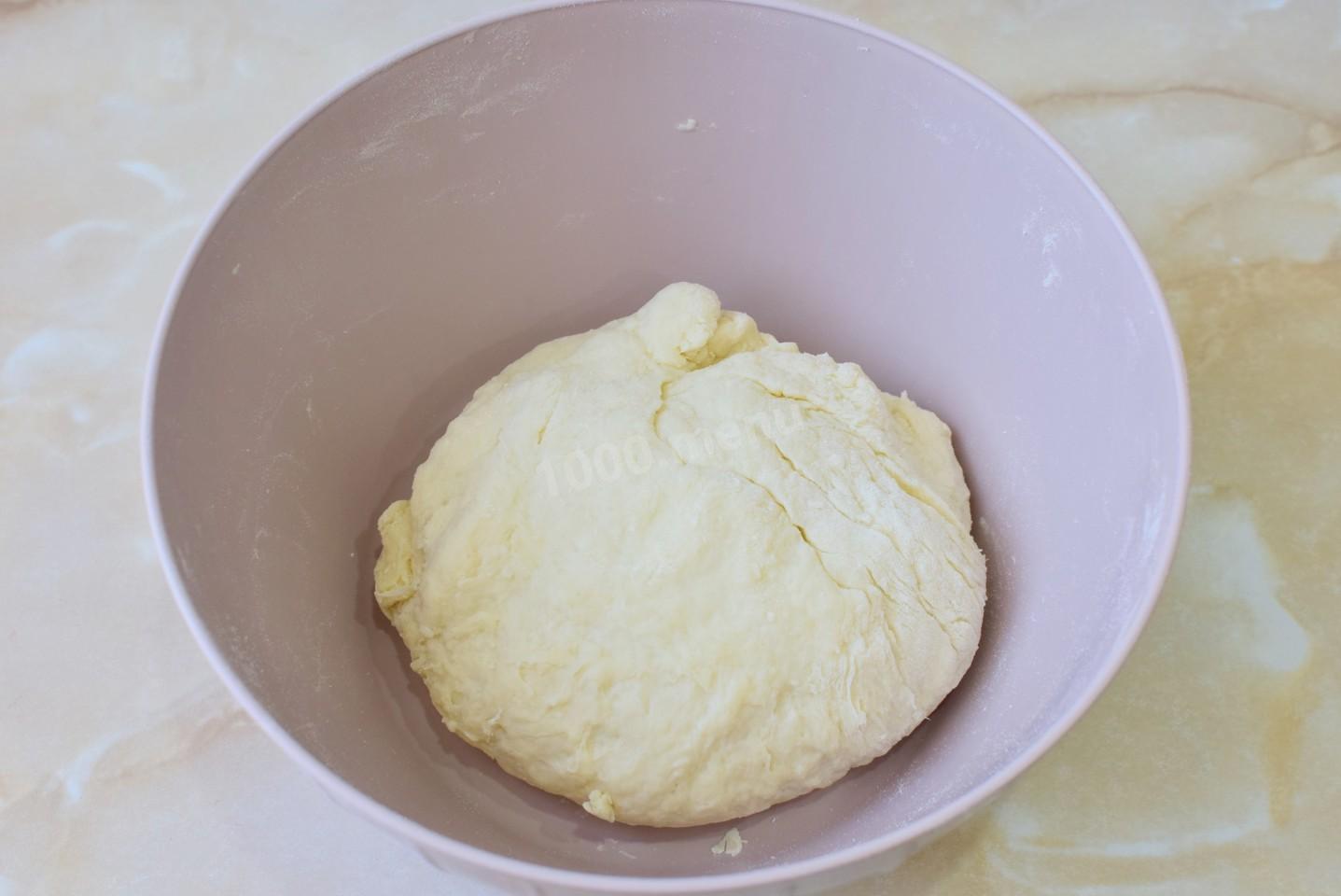 Шаг 4 приготовления Пирожки с колбасой и сыром на сковороде