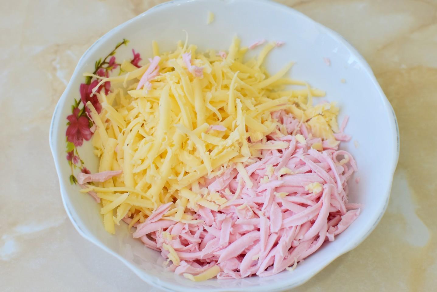 Шаг 5 приготовления Пирожки с колбасой и сыром на сковороде