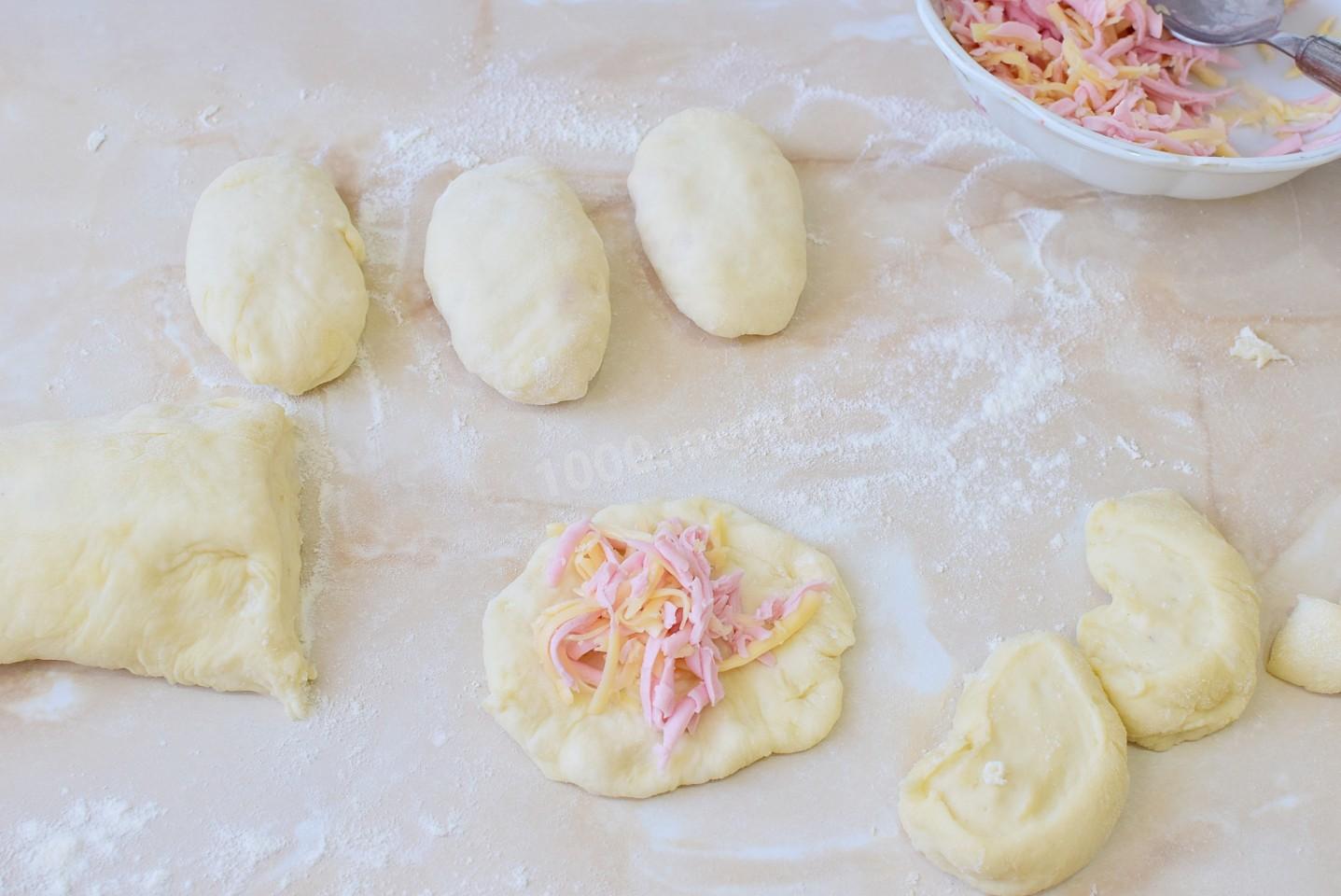 Шаг 6 приготовления Пирожки с колбасой и сыром на сковороде