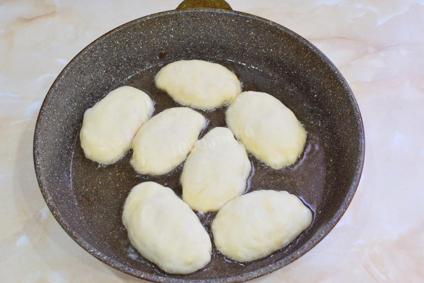 Шаг 7 приготовления Пирожки с колбасой и сыром на сковороде
