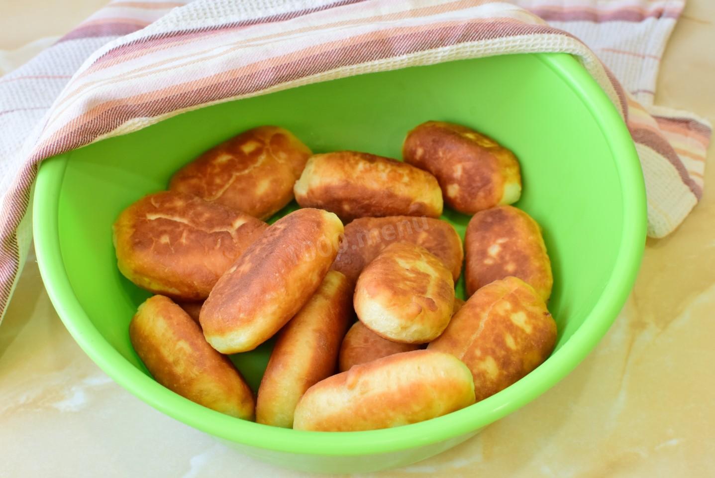 Шаг 8 приготовления Пирожки с колбасой и сыром на сковороде