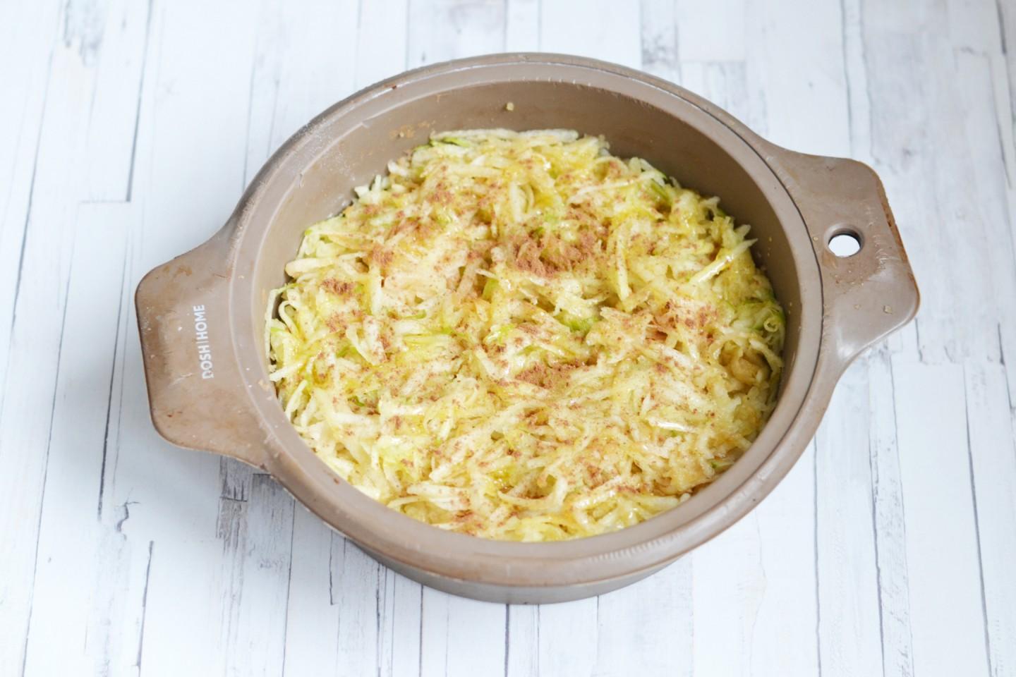 Шаг 7 приготовления Насыпной пирог с манкой и яблоками