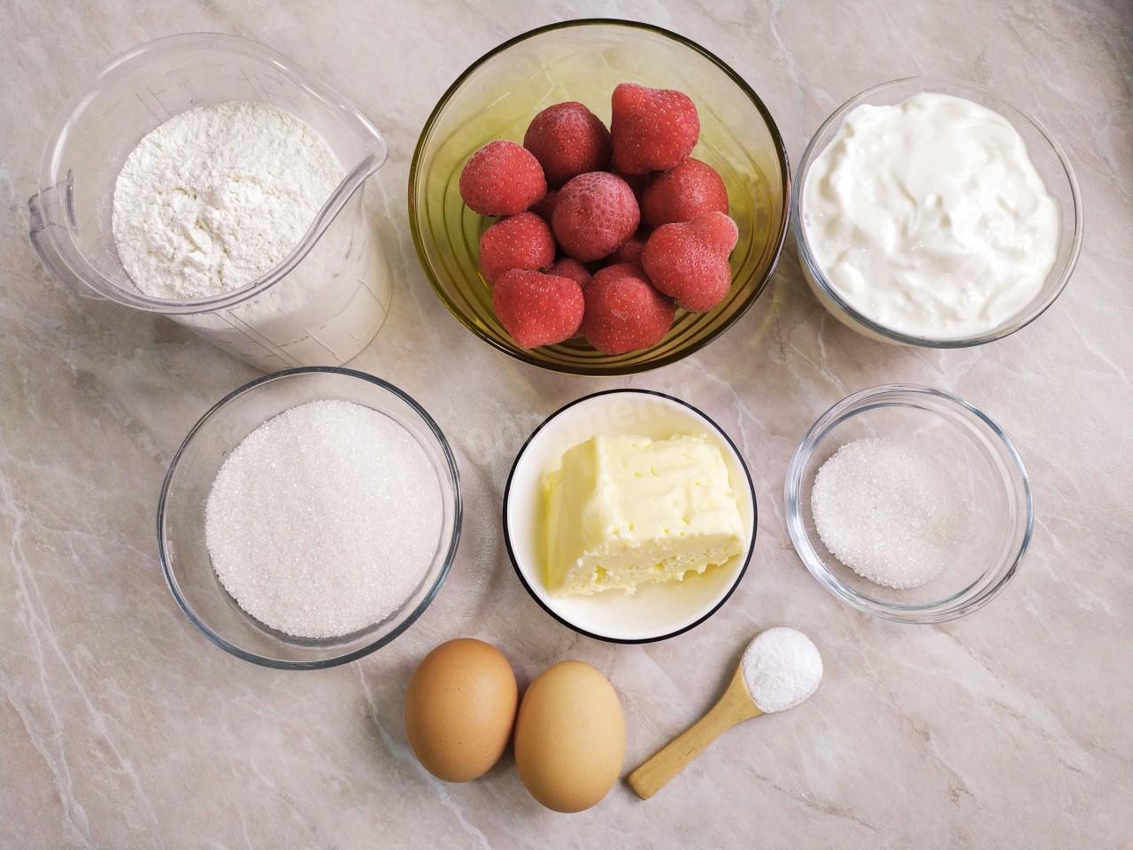 Шаг 1 приготовления Пирог с замороженной клубникой в духовке