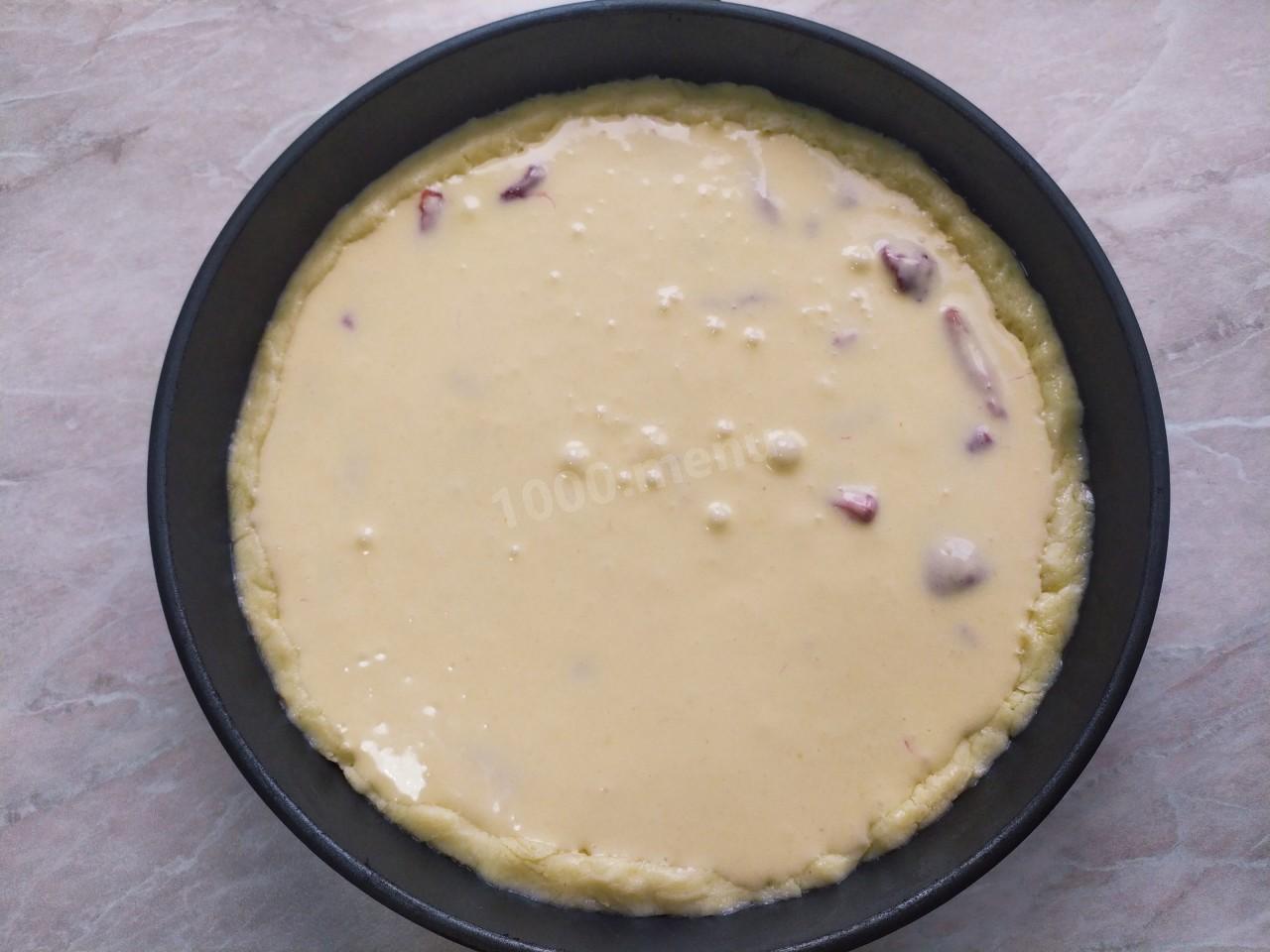 Шаг 8 приготовления Пирог с замороженной клубникой в духовке