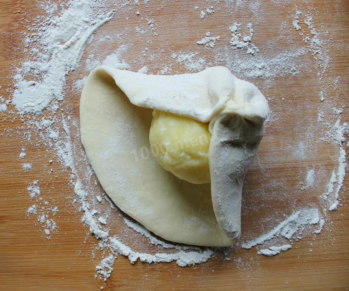 Шаг 10 приготовления Хычины с картошкой и сыром на сковороде