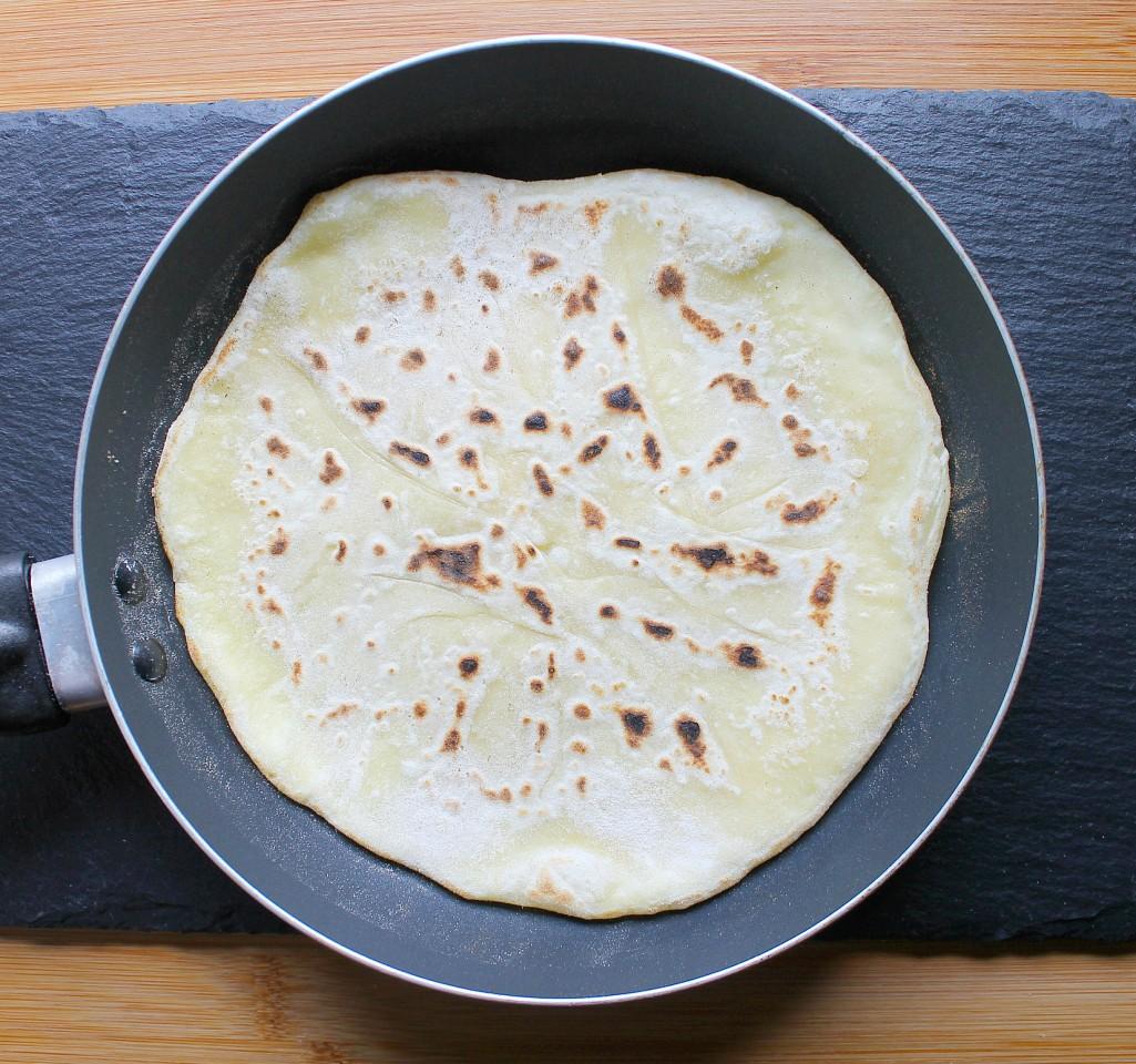 Шаг 12 приготовления Хычины с картошкой и сыром на сковороде