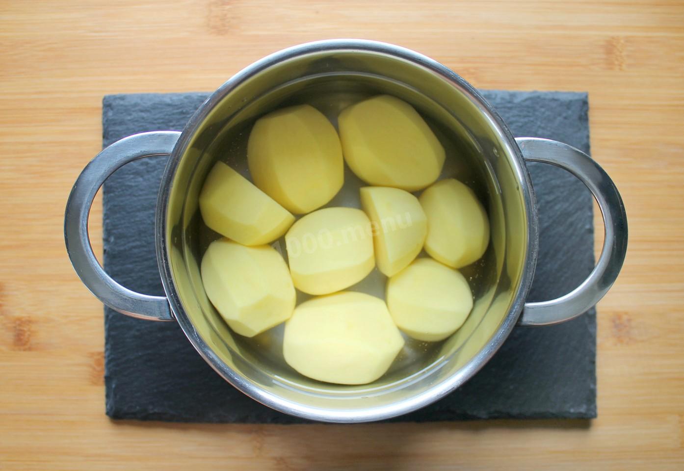 Шаг 2 приготовления Хычины с картошкой и сыром на сковороде