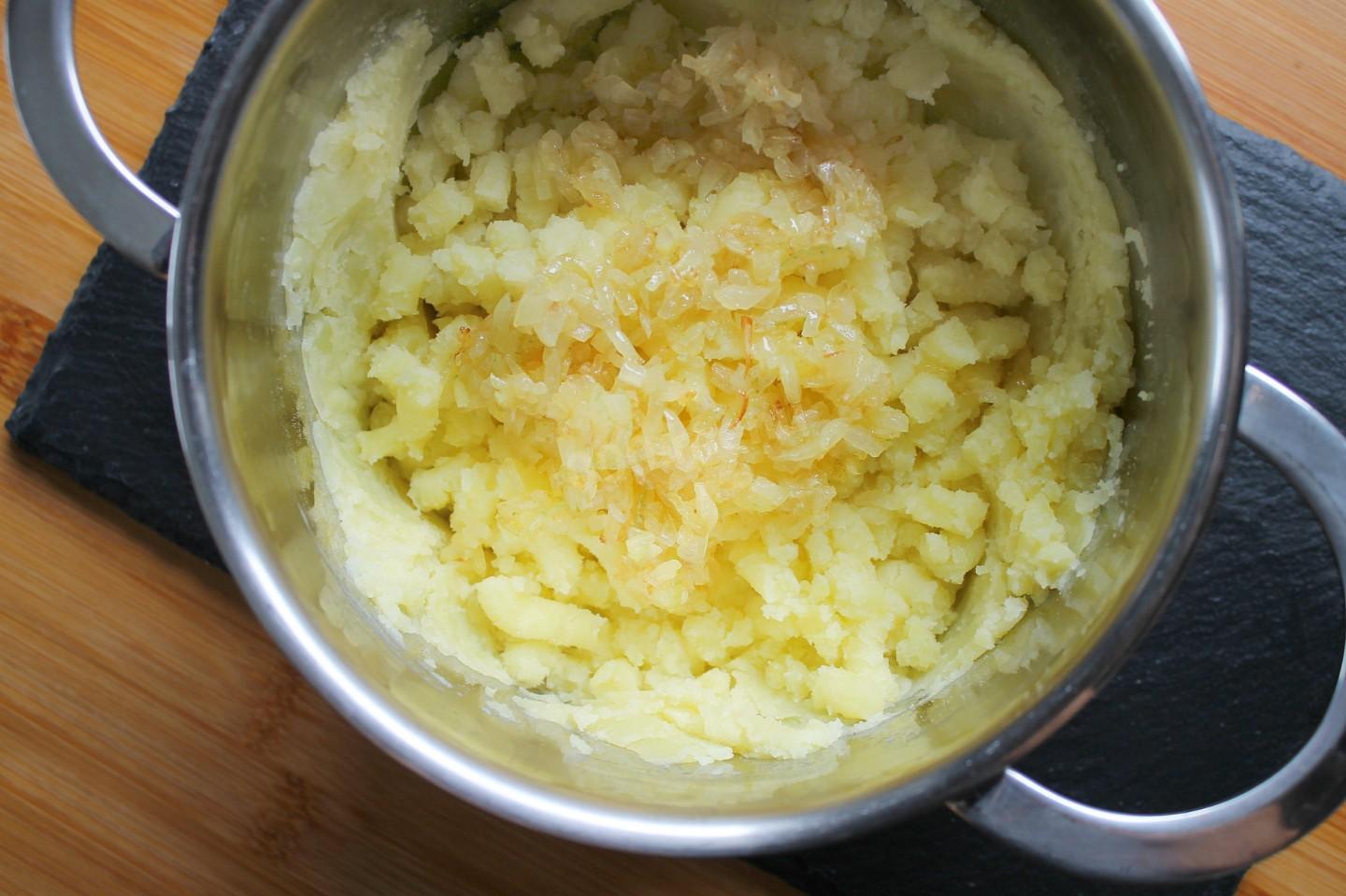 Шаг 4 приготовления Хычины с картошкой и сыром на сковороде