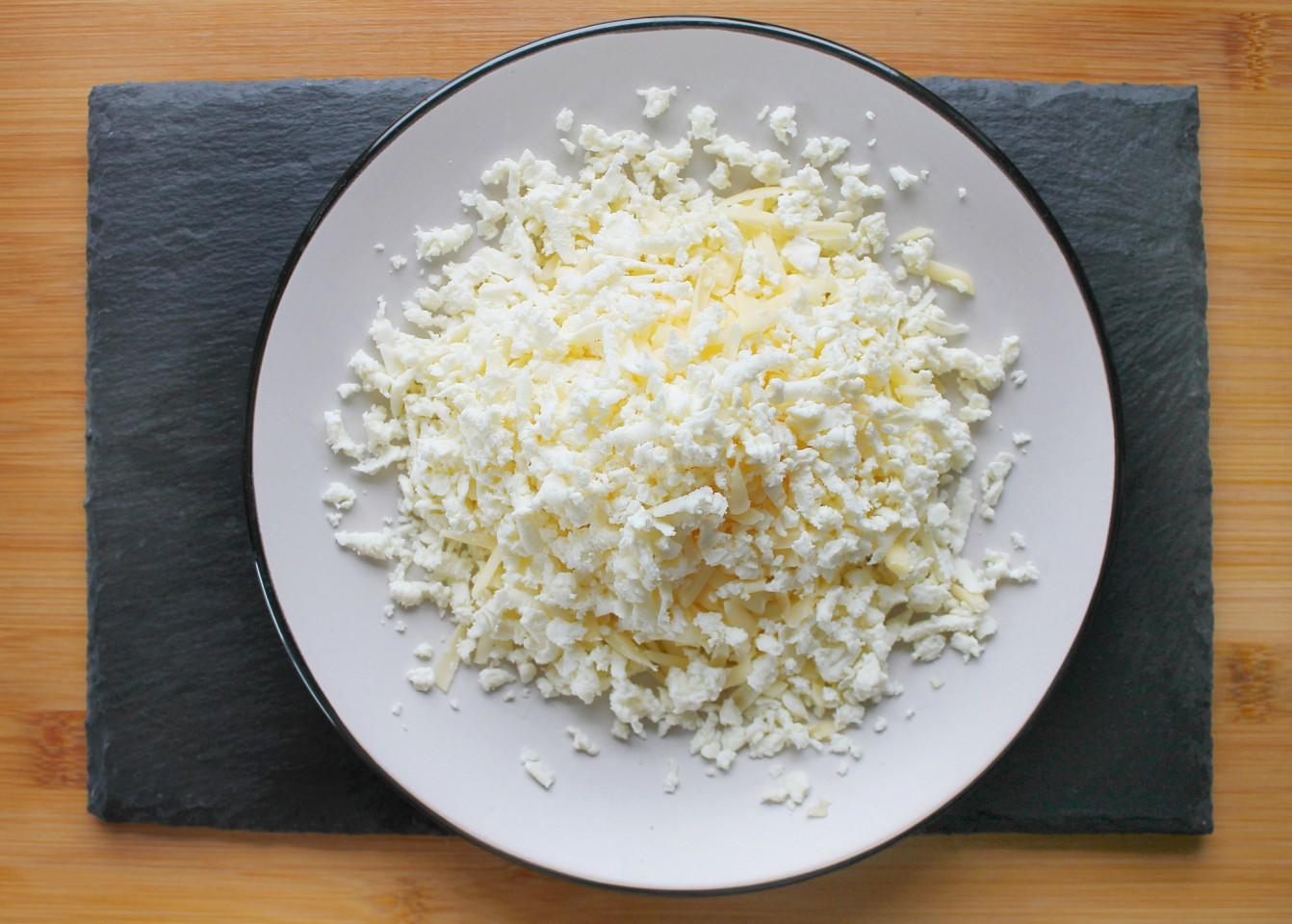 Шаг 5 приготовления Хычины с картошкой и сыром на сковороде