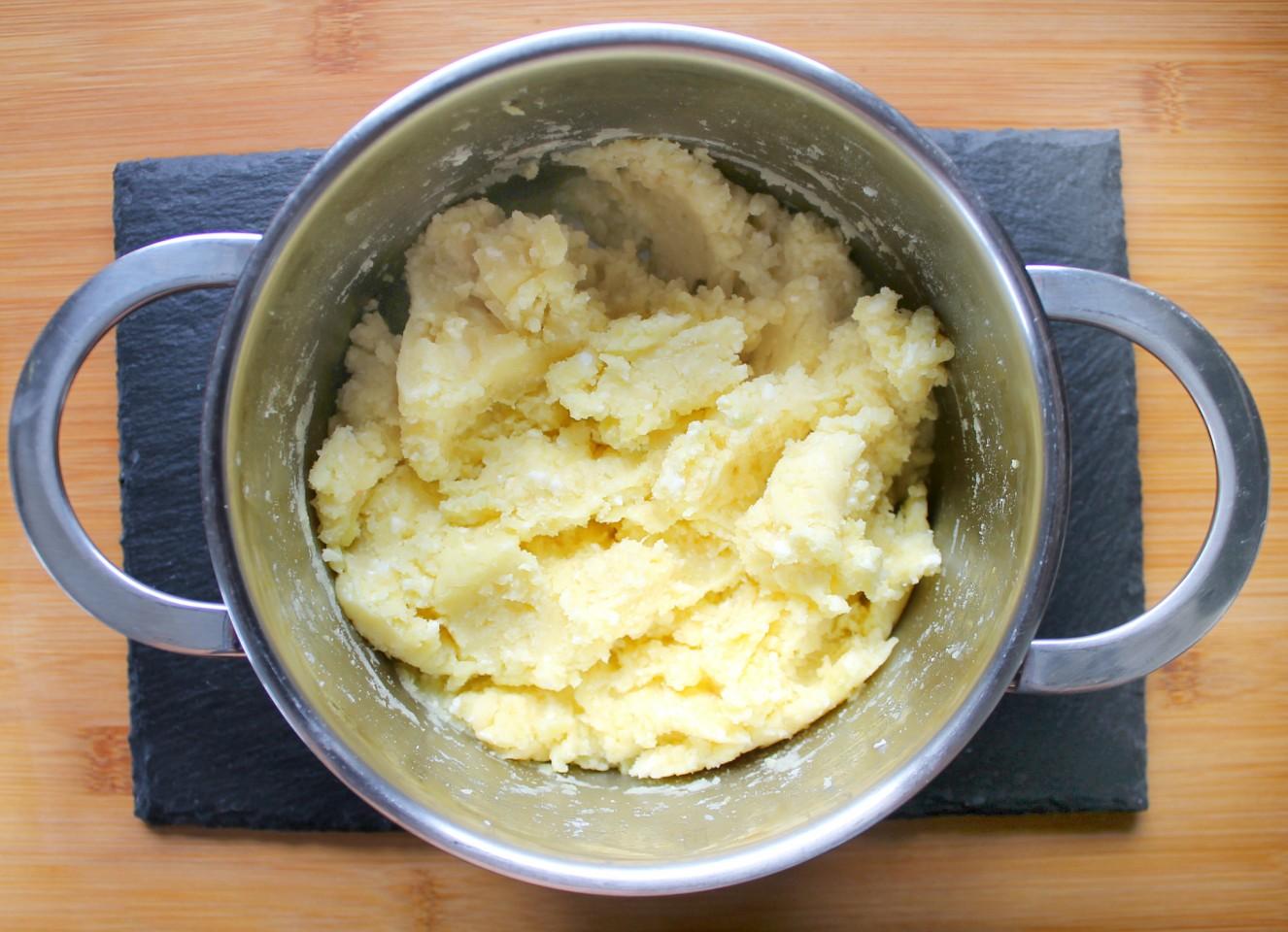 Шаг 6 приготовления Хычины с картошкой и сыром на сковороде