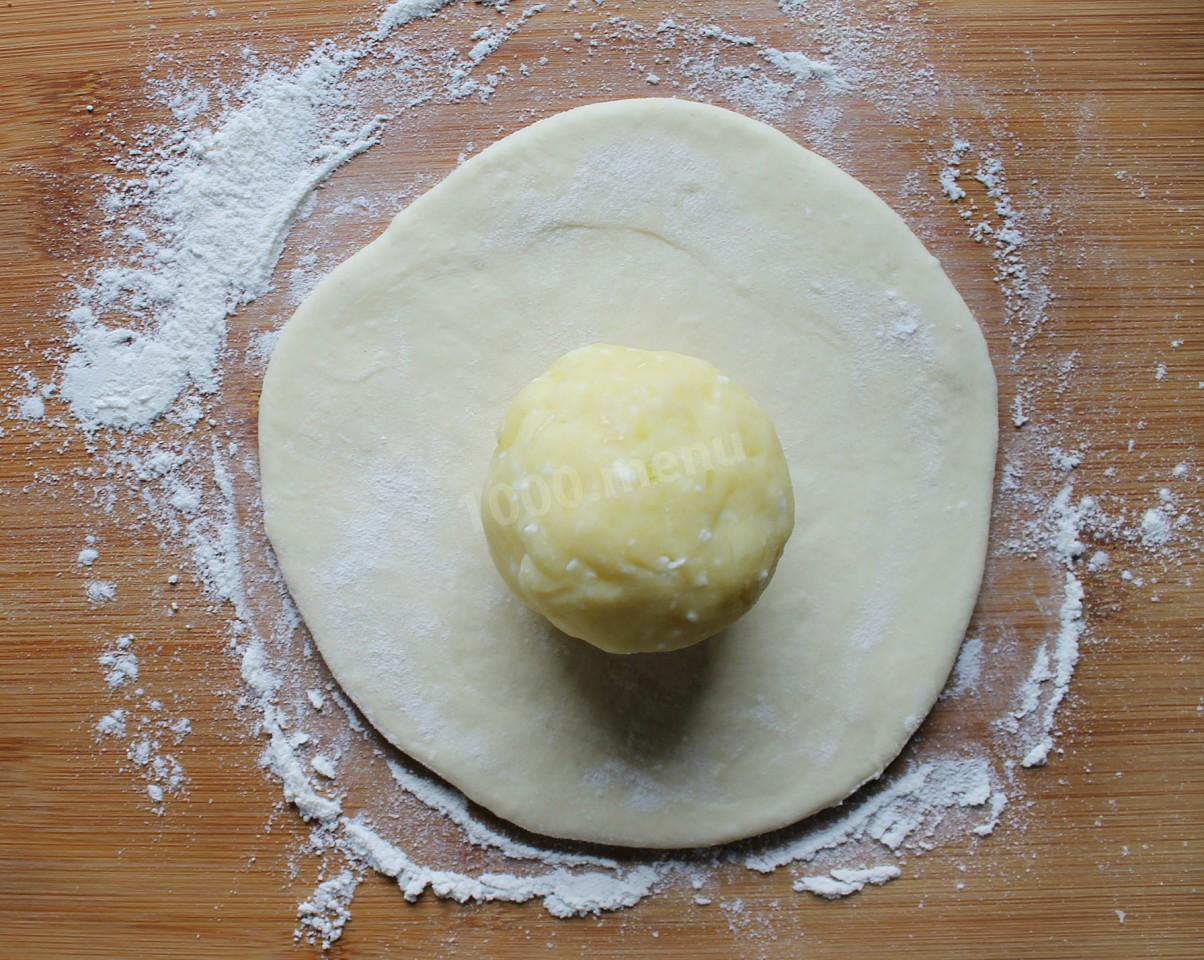 Шаг 9 приготовления Хычины с картошкой и сыром на сковороде