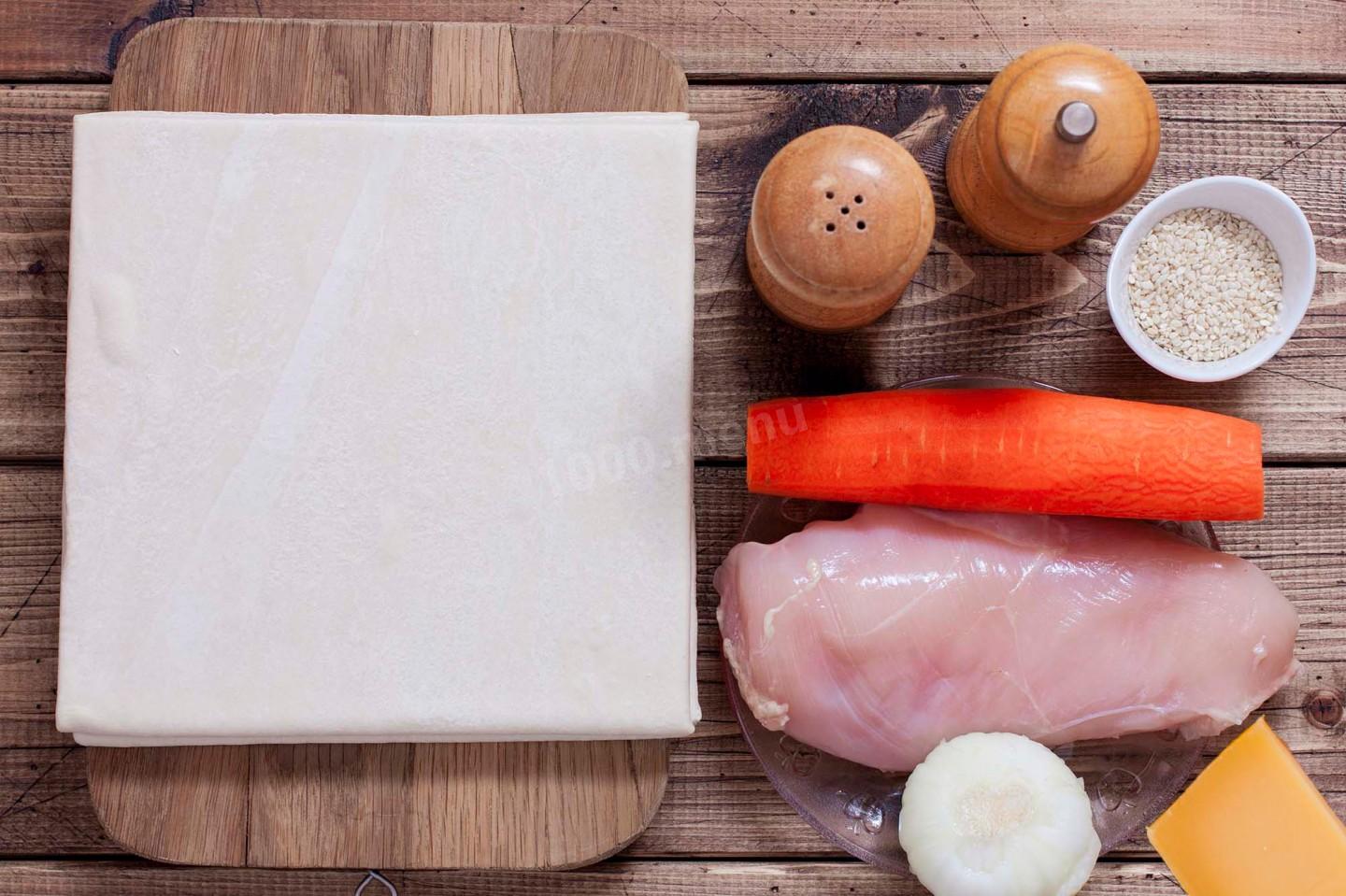 Шаг 1 приготовления Пирог из слоеного теста с курицей