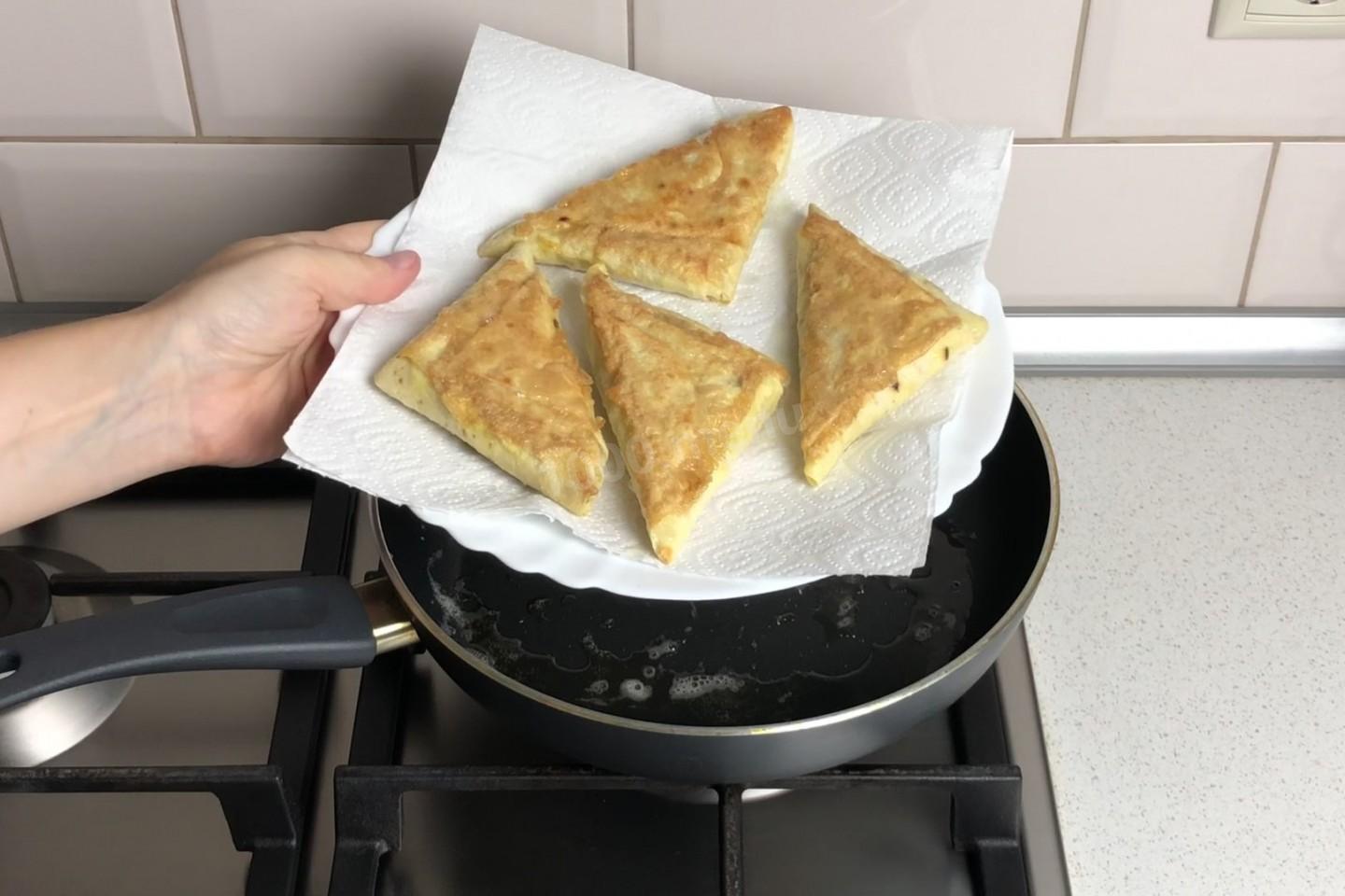 Шаг 15 приготовления Пирожки из лаваша с сыром на сковороде