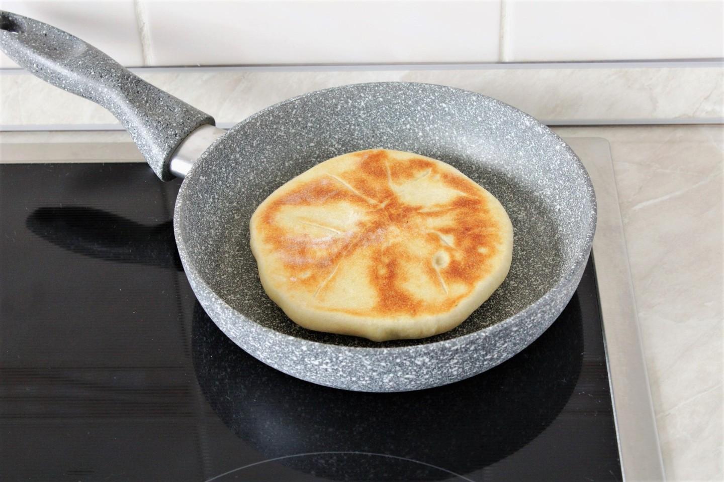 Шаг 19 приготовления Хачапури на молоке с сыром на сковороде