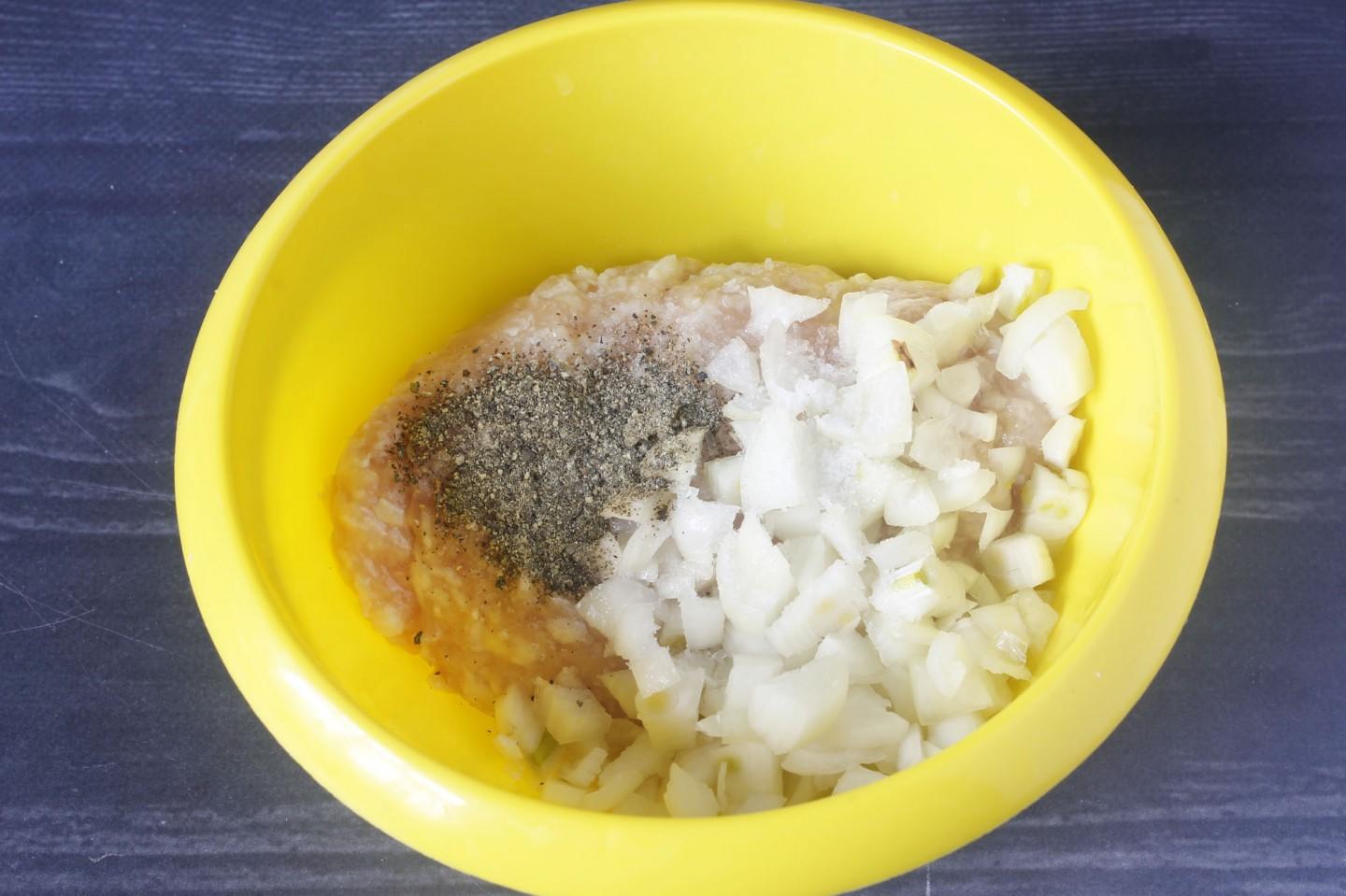 Шаг 1 приготовления Пирожки из слоеного дрожжевого теста с мясом в духовке