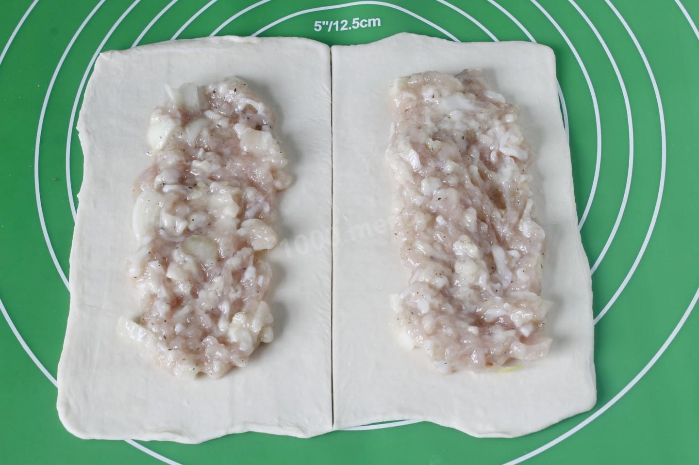 Шаг 4 приготовления Пирожки из слоеного дрожжевого теста с мясом в духовке