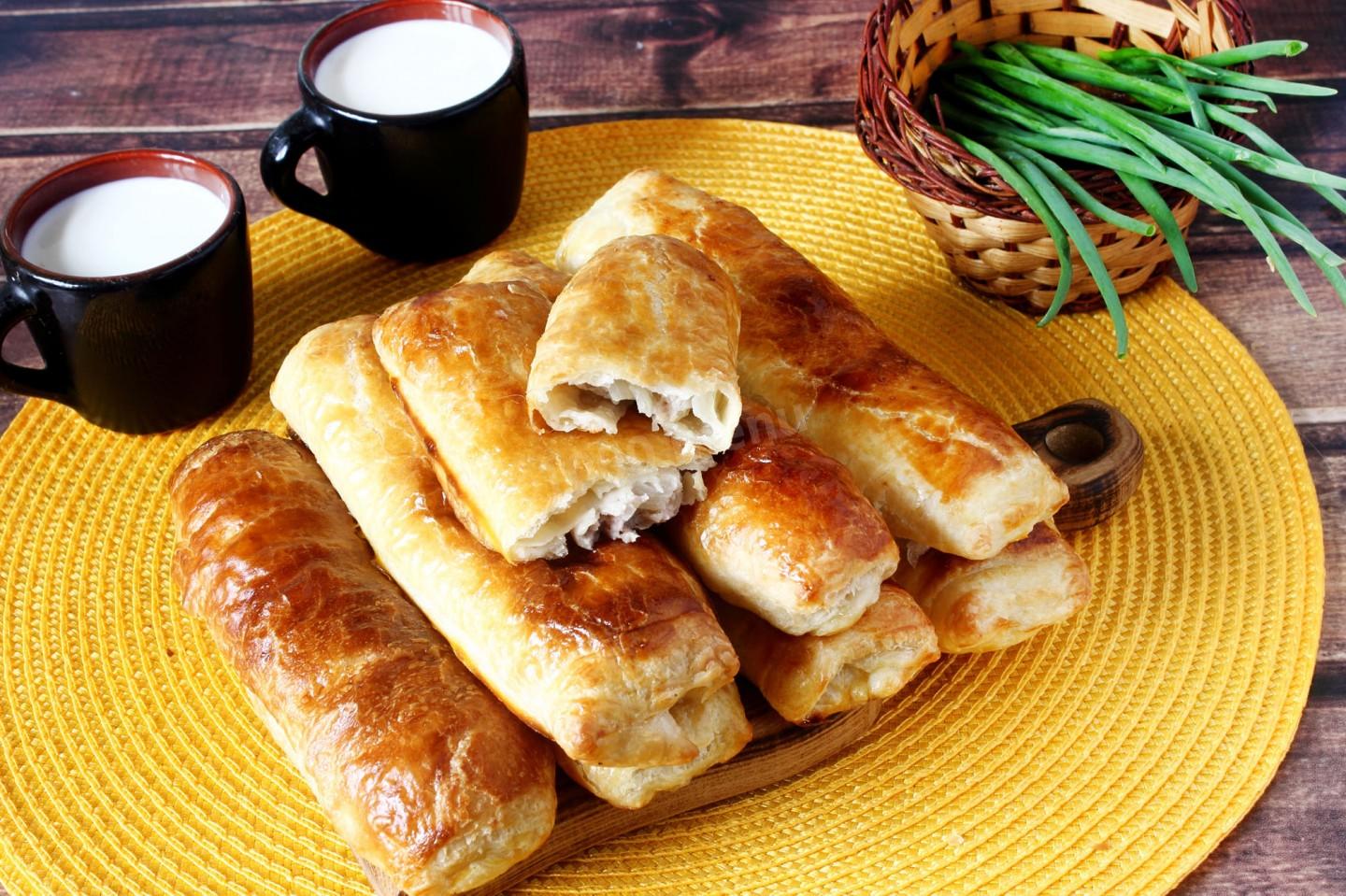 Обложка рецепта Пирожки из слоеного дрожжевого теста с мясом в духовке