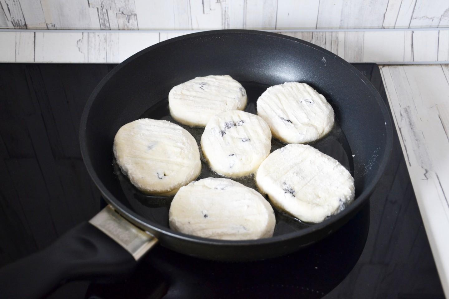 Шаг 9 приготовления Сырники из творожной массы с изюмом