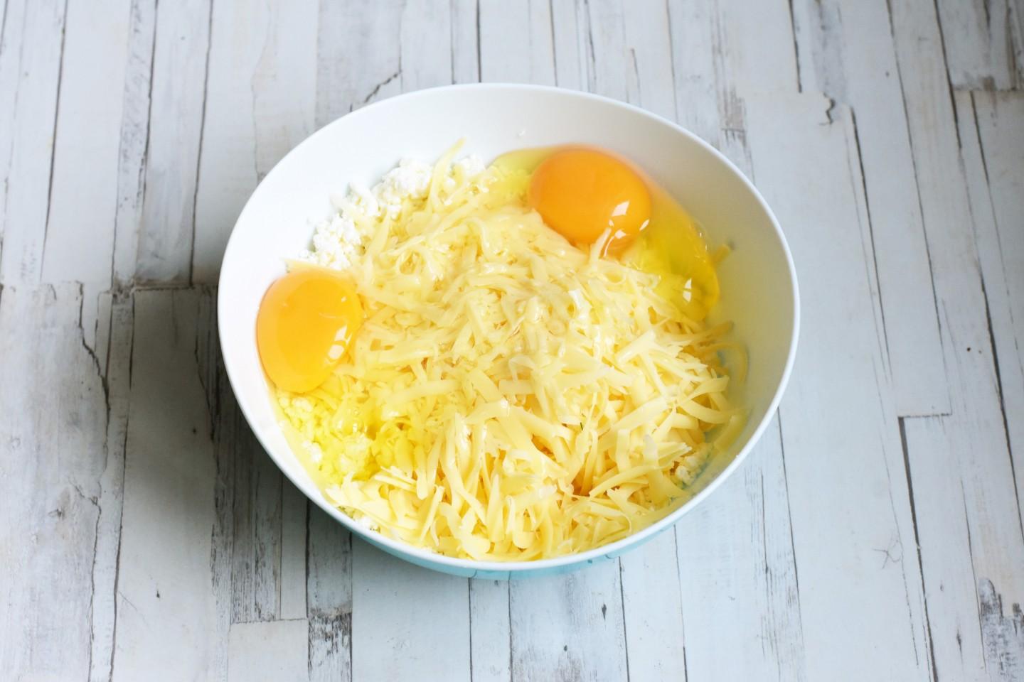 Шаг 5 приготовления Пирог с творогом и сыром