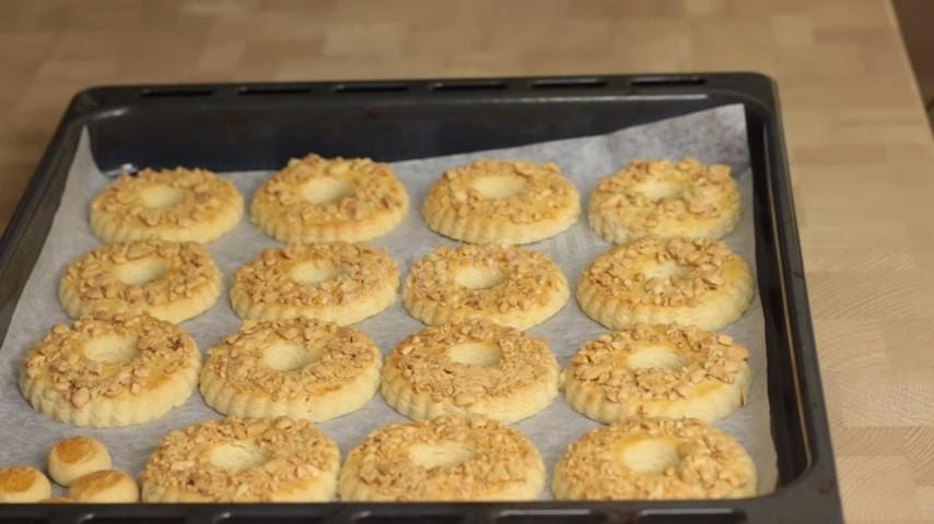 Шаг 10 приготовления Песочные кольца с орехами по госту