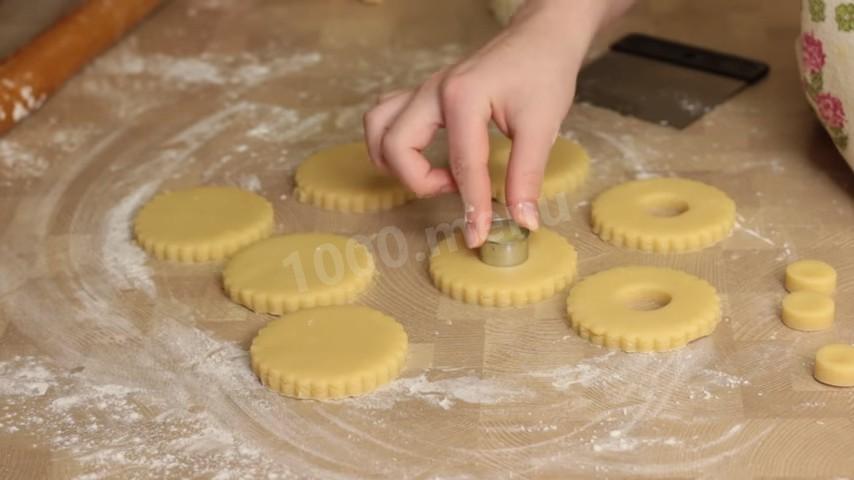 Шаг 8 приготовления Песочные кольца с орехами по госту