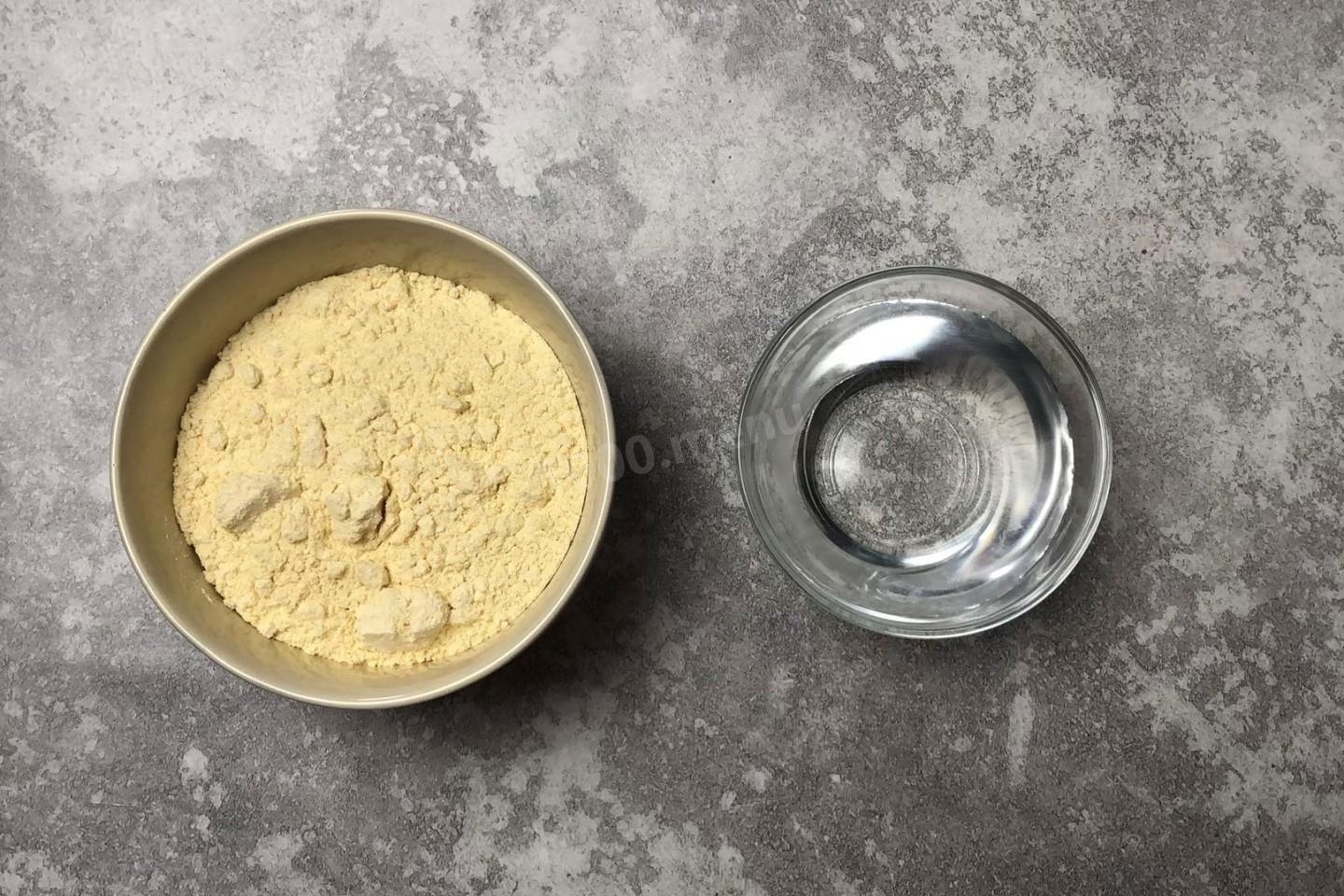 Шаг 1 приготовления Мчади из кукурузной муки лепешка по грузински