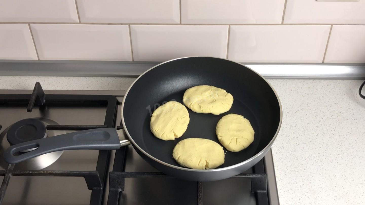 Шаг 5 приготовления Мчади из кукурузной муки лепешка по грузински