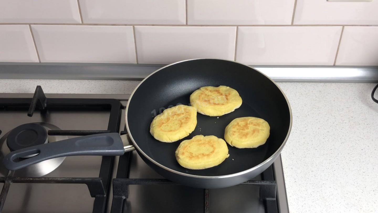 Шаг 7 приготовления Мчади из кукурузной муки лепешка по грузински