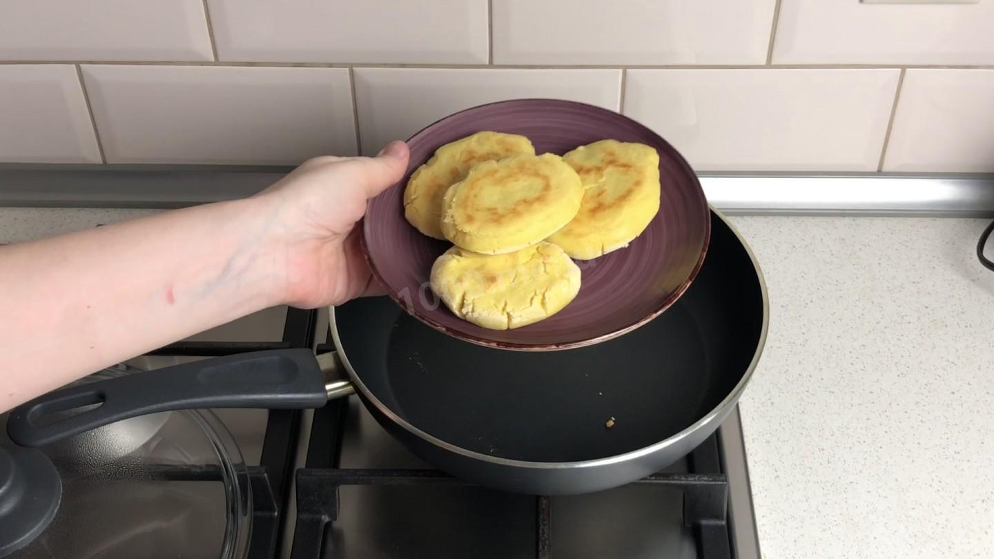 Шаг 8 приготовления Мчади из кукурузной муки лепешка по грузински
