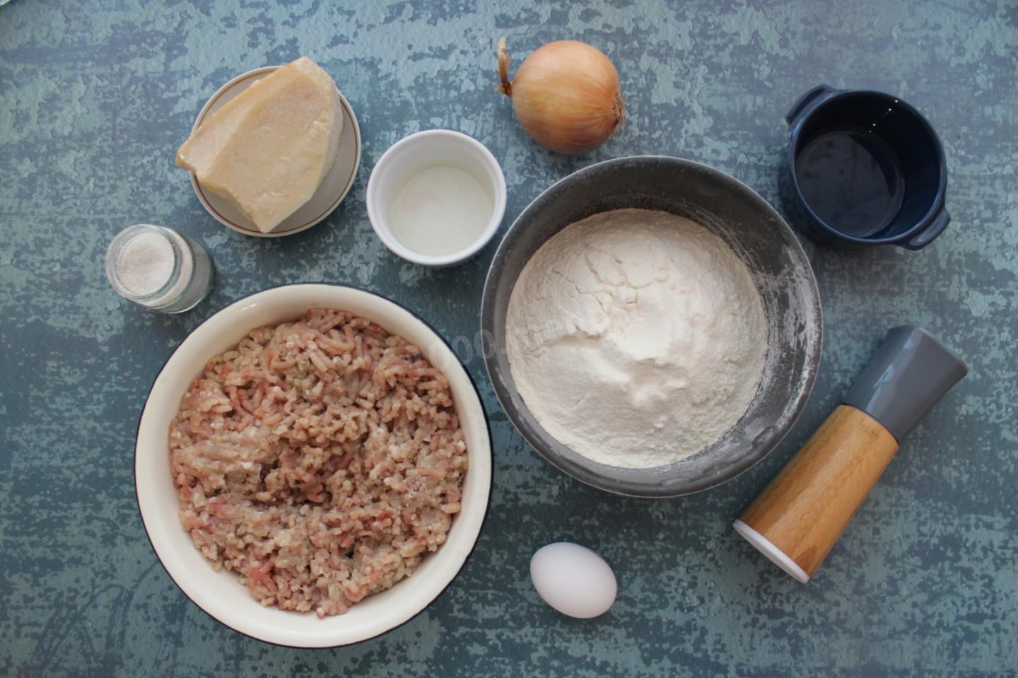 Шаг 1 приготовления Лепешки с мясом на сковороде