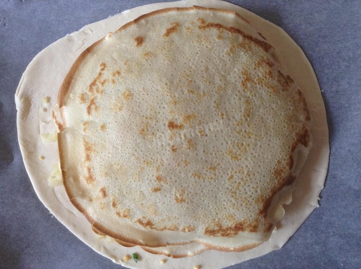 Шаг 12 приготовления Курник с картошкой и курицей из слоеного теста в духовке