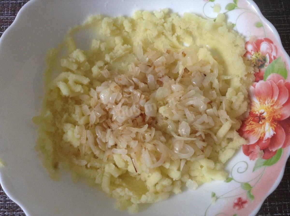 Шаг 3 приготовления Курник с картошкой и курицей из слоеного теста в духовке