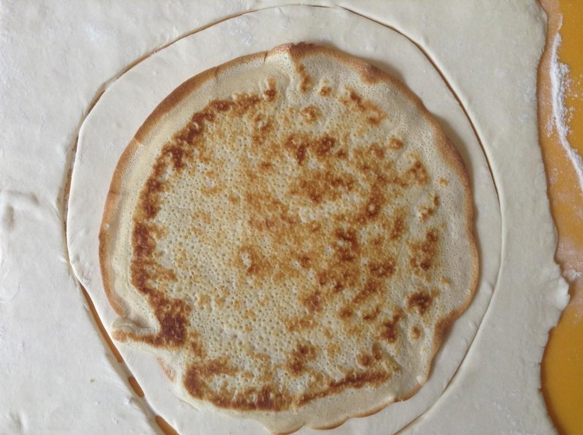 Шаг 8 приготовления Курник с картошкой и курицей из слоеного теста в духовке