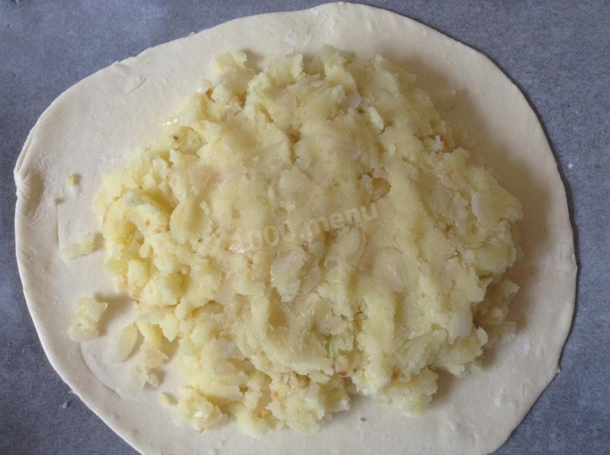 Шаг 9 приготовления Курник с картошкой и курицей из слоеного теста в духовке