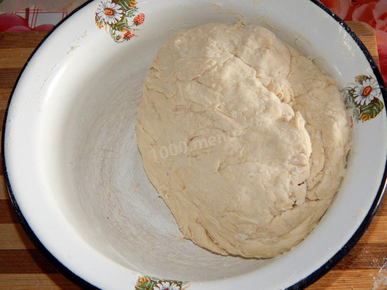 Шаг 3 приготовления Рулет с луком и яйцом в духовке