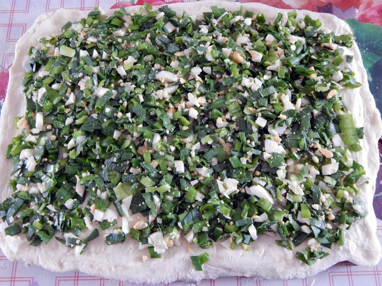 Шаг 9 приготовления Рулет с луком и яйцом в духовке