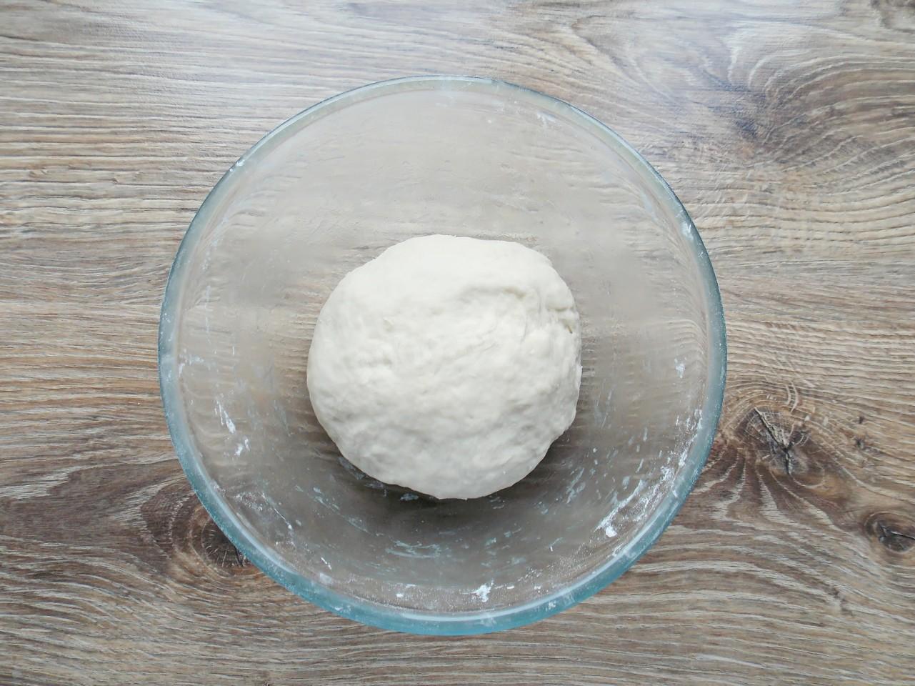 Шаг 4 приготовления Пицца с колбасой грибами и сыром