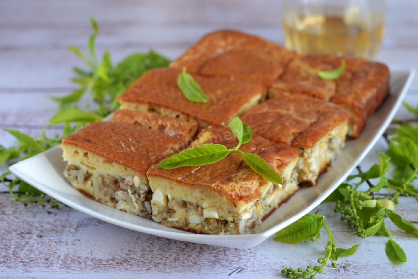 Шаг 13 приготовления Заливной пирог с рисом и рыбными консервами