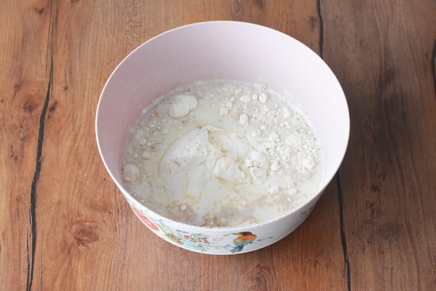 Шаг 3 приготовления Пицца дрожжевая на молоке