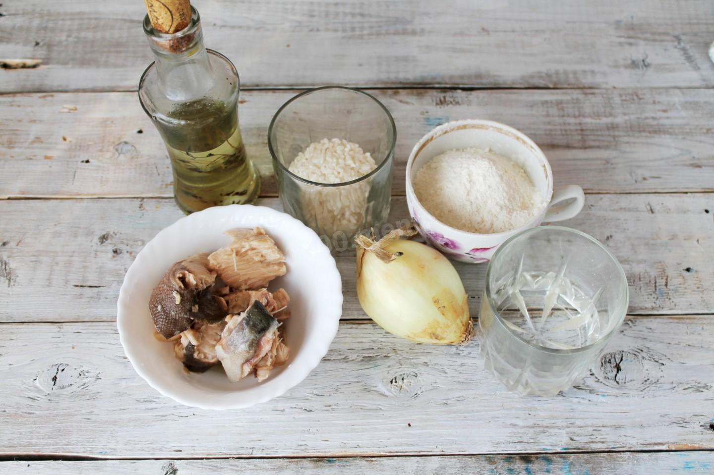 Шаг 1 приготовления Пирог с рыбой и рисом