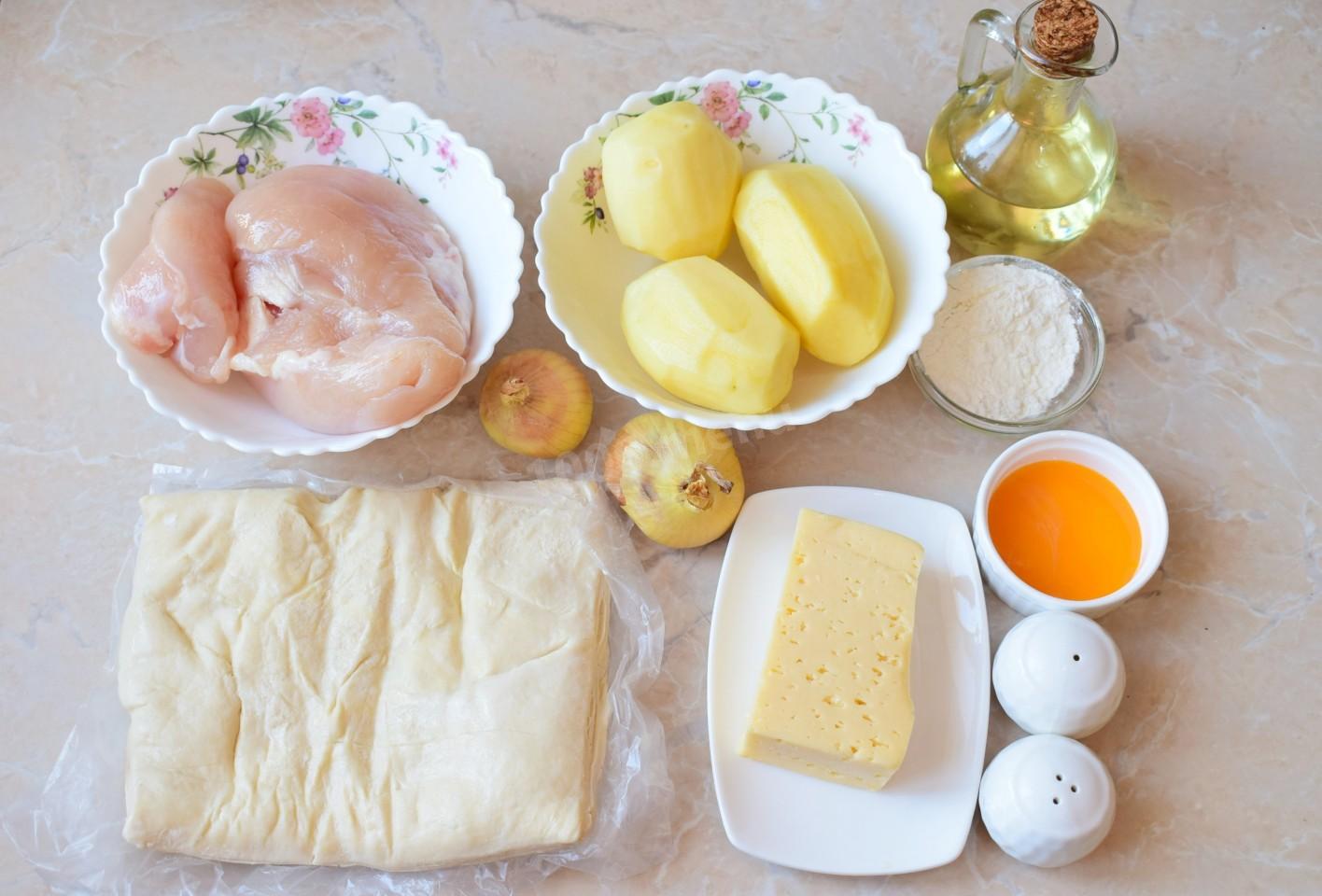 Шаг 1 приготовления Слоеные конвертики в духовке с сыром курицей и картошкой