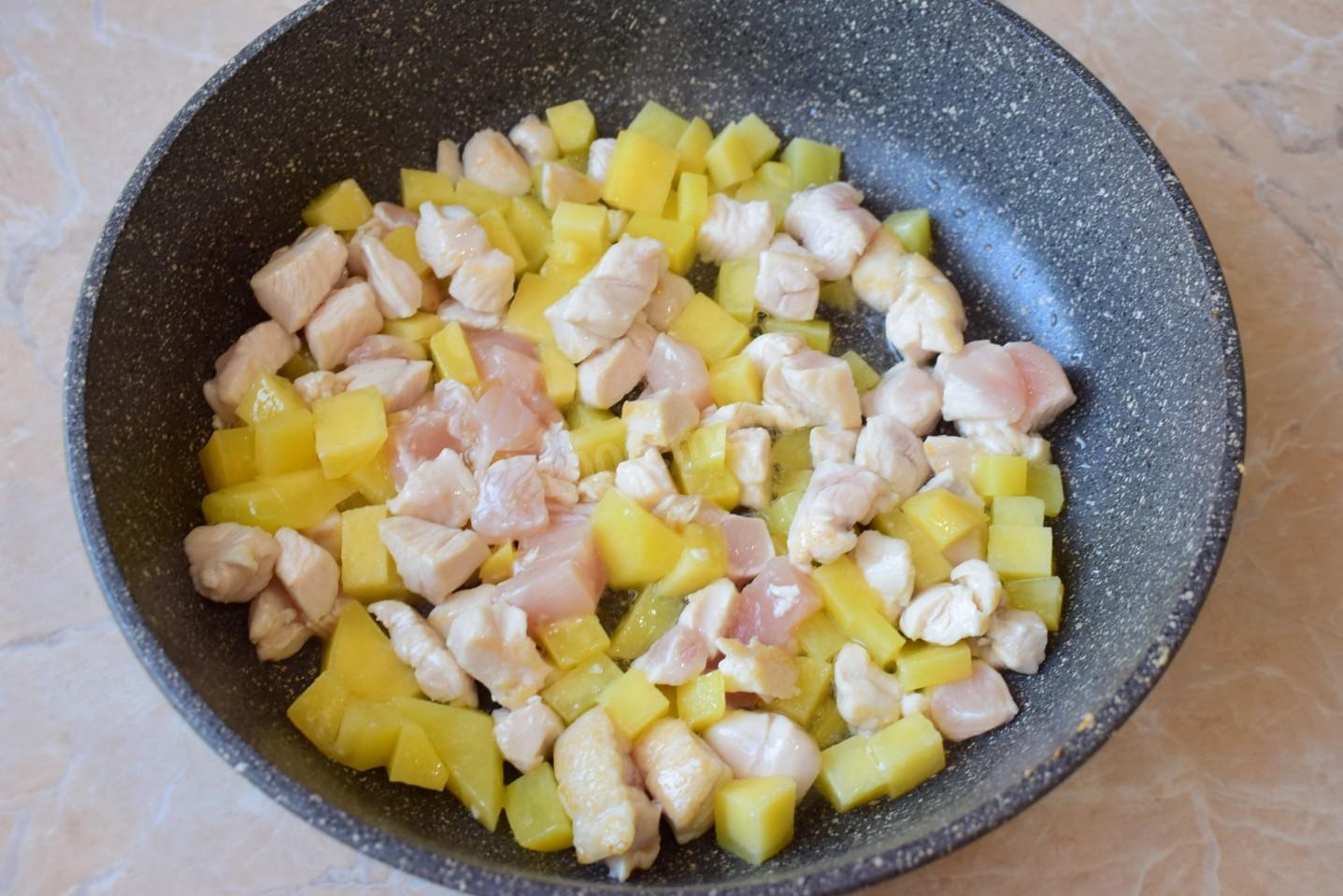 Шаг 2 приготовления Слоеные конвертики в духовке с сыром курицей и картошкой