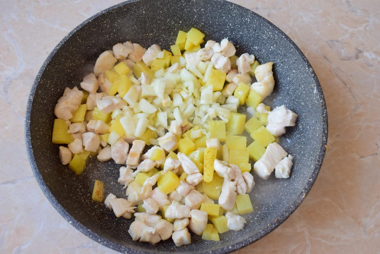 Шаг 3 приготовления Слоеные конвертики в духовке с сыром курицей и картошкой