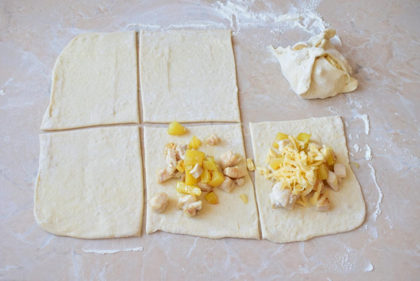 Шаг 4 приготовления Слоеные конвертики в духовке с сыром курицей и картошкой