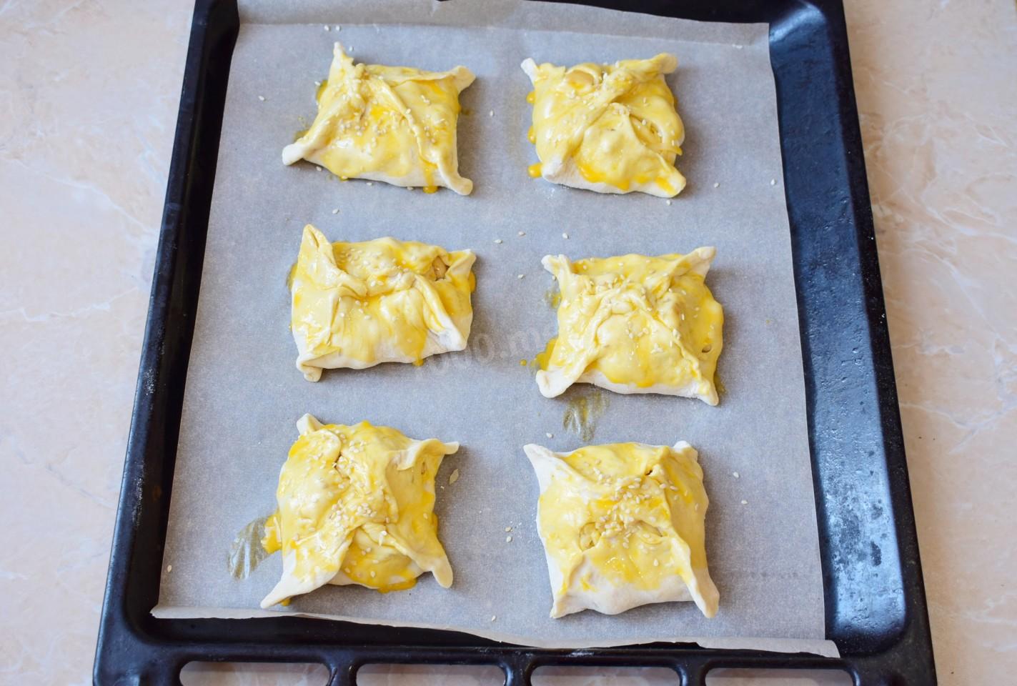 Шаг 5 приготовления Слоеные конвертики в духовке с сыром курицей и картошкой
