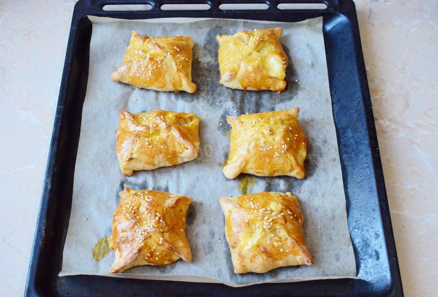 Шаг 6 приготовления Слоеные конвертики в духовке с сыром курицей и картошкой