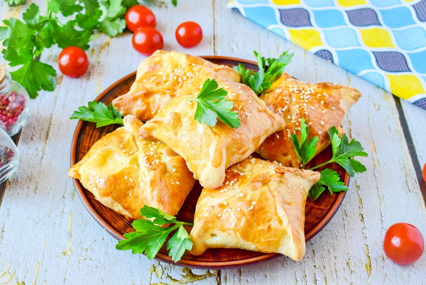 Обложка рецепта Слоеные конвертики в духовке с сыром курицей и картошкой